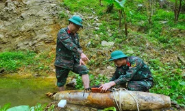 Đào đất làm đường giao thông phát hiện quả bom nặng hơn 2 tạ còn nguyên kíp nổ