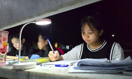 Lấy ghế đá sân trường làm bàn, học sinh Nghệ An chong đèn ôn thi tốt nghiệp THPT