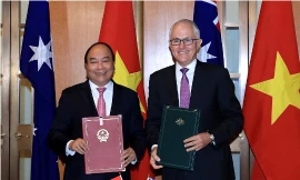 Thủ tướng Nguyễn Xuân Phúc và Thủ tướng Úc Malcolm Turnbull ký Tuyên bố chung về thiết lập quan hệ Đối tác chiến lược giữa hai chính phủ Việt Nam - Úc. (Ảnh: VGP)