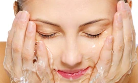 Dùng nước lạnh hay nước nóng để rửa mặt sẽ sạch và đẹp da?