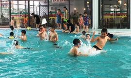 Bác sĩ chỉ cách chống viêm tai khi bơi, mẹo nhỏ lợi ích lớn