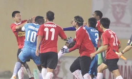 Cầu thủ hai đội cố gắng ngăn cản vụ xô xát giữa Timothy (10, xanh) và Hoàng Vissai Ảnh: VSI