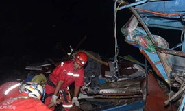 Xe buýt lao vào khe núi, 20 người thiệt mạng