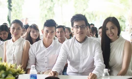 Dàn sao Việt cùng mặc áo trắng tinh khôi đi từ thiện