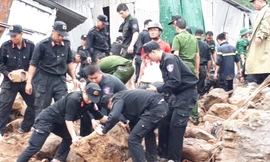 Lũ kinh hoàng ở Khánh Hòa: Tóe máu vần đá tảng, bới đất tìm người