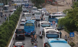 Tình trạng ách tắc trên đường Phạm Văn Đồng (thành phố Nha Trang). 