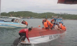 Tàu du lịch lật ở vịnh Nha Trang, 2 người tử vong 