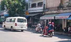 Xe dù lộng hành, bến cóc nở rộ