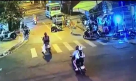 CSGT bị người vi phạm đánh ngay giữa phố