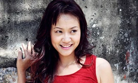 Hồng Ánh bị “vạch áo”