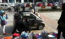 Thất tình, cô gái mua giày treo xe diễu phố