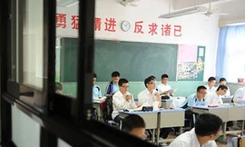 Nam - nữ sinh phải cách xa nhau ...nửa mét