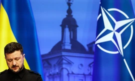 Tổng thống Volodymir Zelensky phát biểu tại cuộc họp báo bên lề hội nghị NATO tại Lithuania ngày 2/6. (Ảnh: AP)