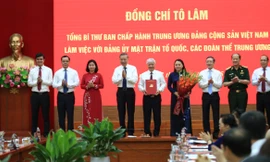Tổng Bí thư Tô Lâm trao quyết định về chức năng, nhiệm vụ, tổ chức bộ máy Cơ quan Ủy ban T.Ư MTTQ Việt Nam