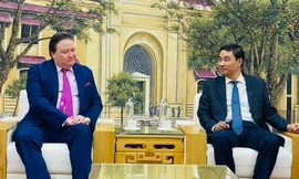 Đại sứ Mỹ mượn thành ngữ Việt khi đến thăm trường từng đón Tổng thống Clinton