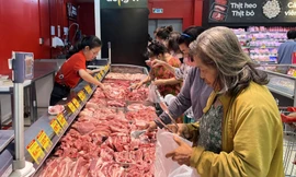 Người tiêu dùng mua thịt heo ở siêu thị vì có nhiều khuyến mãi ảnh: U.P 