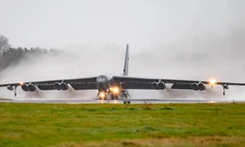 Hai 'pháo đài bay' B-52 của Mỹ hạ cánh tại Vương quốc Anh