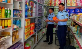 QLTT kiểm tra mặt hàng sữa. Ảnh: Nguyễn Bằng