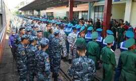 Người dân Khánh Hòa nồng nhiệt đón chào đoàn tàu chở lực lượng diễu binh dịp 30/4