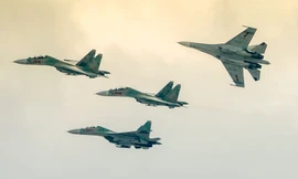 Tiêm kích Su-30MK2 nhào lộn trên bầu trời TPHCM