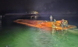 Hiện trường vụ lật tàu ở Chungcheongnam-do, Hàn Quốc. (Ảnh: Korea Times)