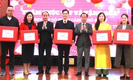 Ngành Giáo dục Hà Nội tặng quà Tết cho giáo viên khó khăn Ảnh: H.H
