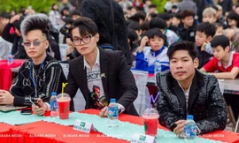 Những khách mời tham gia sự kiện Vua nem chua được tổ chức ngày 30/3 tại Công viên Tuổi trẻ, thành phố Hòa Bình, với sự tham gia của rất đông học sinh 