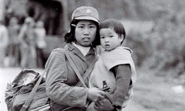 Cô bộ đội trên đường ra trận cứu em bé