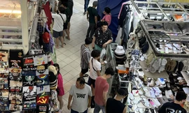 Nhiều "hàng hiệu" tại chợ Bến Thành có giá chỉ vài trăm nghìn đồng/sản phẩm 