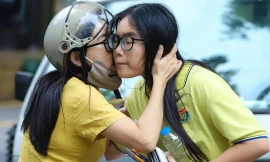 Hà Nội: Thí sinh áp lực thi ngày cuối, phụ huynh đứng ngồi không yên trước cổng trường