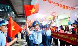 Tuổi trẻ Thủ đô tiễn bộ đội, dân quân lên đường hợp luyện diễu binh Kỷ niệm 50 năm Ngày Giải phóng miền Nam