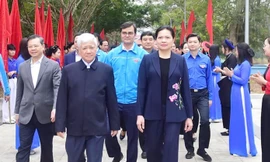 Chủ tịch Ủy ban T.Ư MTTQ Việt Nam dâng hương tại Lán Nà Nưa, Tuyên Quang