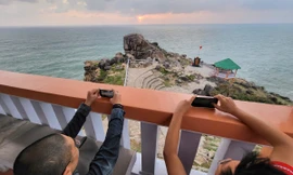 Rủ nhau săn bình minh tại Mũi Điện: Nơi mặt trời thức giấc đầu tiên trên đất Việt