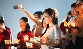 Lễ thả hoa đăng trên sông Thạch Hãn – Hành trình tri ân tại Tiền Phong Marathon 2025