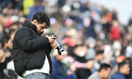 Hàng ngàn người dân háo hức chờ đón màn trình diễn máy bay tại Lễ khai mạc 'Triển lãm Quốc phòng 2024'