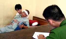 Ông Chí được người nhà đỡ tại cơ quan công an