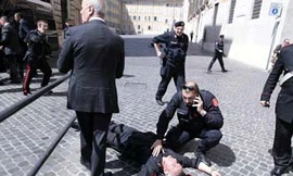 Một cảnh sát bị thương tại hiện trường