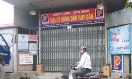 Cây xăng này (Khoái Châu, Hưng Yên) viện cớ bận, hết hàng nên đã đóng cửa nhiều ngày qua Ảnh: Văn Việt