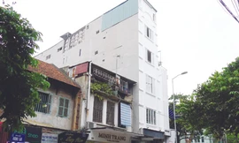 Tòa nhà số 2 Hàng Gà vừa xây xong cao hơn nhiều nhà xung quanh Ảnh: Xuân Phú