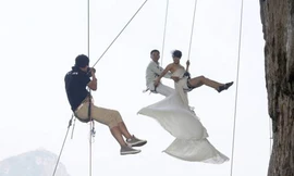 Sốc với kiểu liều mình chụp ảnh cưới trên vách đá