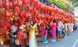 ‘Nàng thơ’ phố biển Nha Trang nô nức diện áo dài chụp ảnh đón xuân