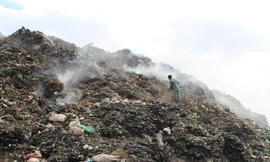 Dân khốn khổ vì 'núi' rác cháy quanh năm