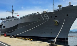 Tàu Hải quân và tàu Tuần duyên Mỹ cập cảng Cam Ranh