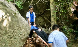 Bạn trẻ hành quân băng núi, tái hiện cáng cứu thương thời chiến 