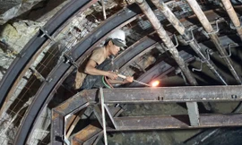 Đường sắt Bắc - Nam còn ách tắc 3 ngày tới vì sạt lở hầm Bãi Gió