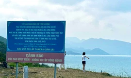 Vô tư chụp ảnh, ngắm cảnh sát mép vực 'tử thần' tại Nha Trang 