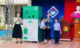 Bạn trẻ Khánh Hòa chế tạo máy đổi rác lấy quà, gây quỹ bảo vệ rùa