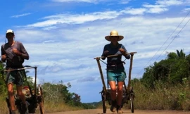 Cặp đôi kéo xe đi bộ 10.300 km xuyên Nam Mỹ