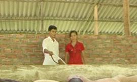 Lê Văn Bảy đang giới thiệu mô hình chăn nuôi lợn Ảnh: N.H