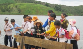 Khi người dân cưỡi bè, đu dây